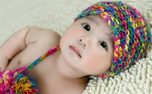 2026年06月21日何姓女宝宝起名必读：八字喜忌用字详解